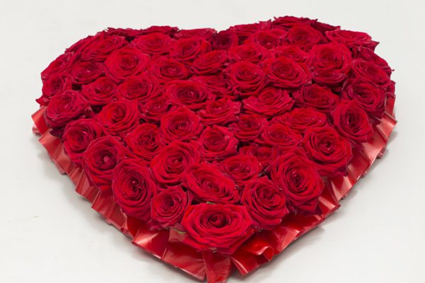 Naomi red roses presented in a heart shape. From €180.
